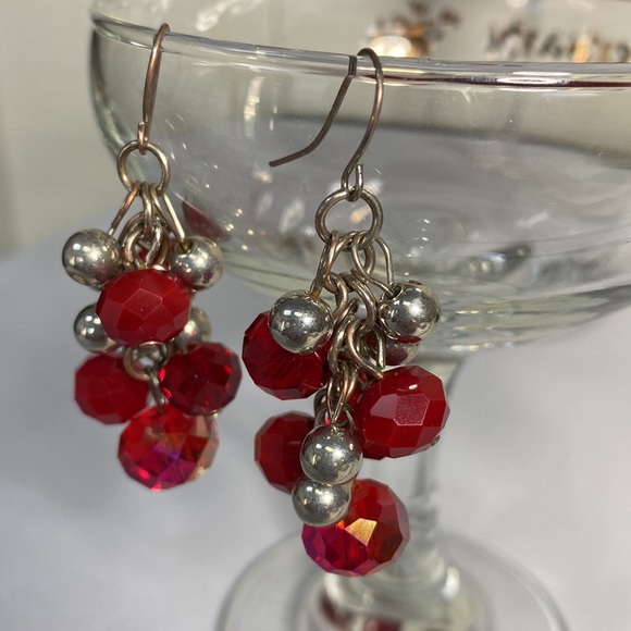 Vintage faceted red glass bead earrings - Picture 4 of 7